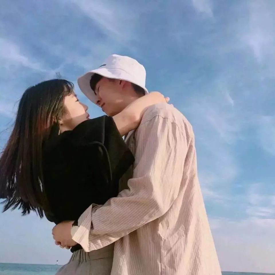 自然美景中的浪漫情侶頭像之旅，最新帥氣情侶頭像精選