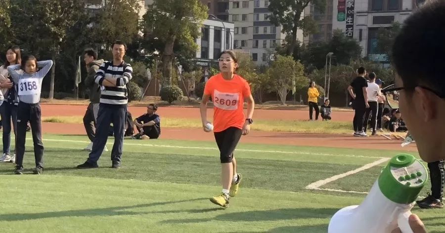小蝸牛的田徑夢，綠意盎然賽場上的奇遇之旅