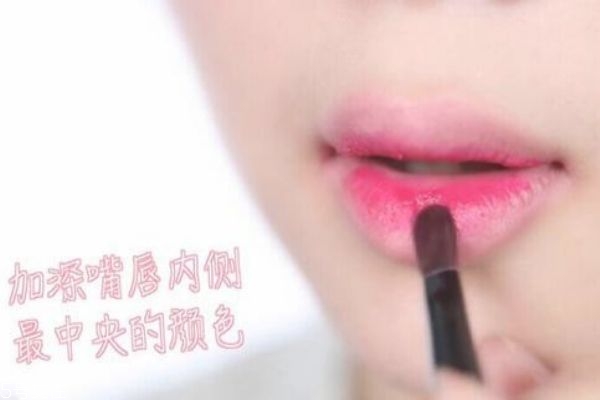 最新口紅涂法教程，輕松打造完美唇妝技巧